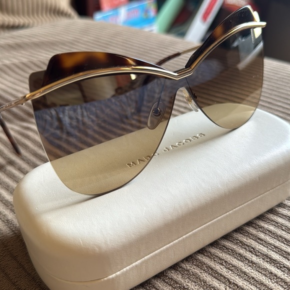Marc Jacobs sunglasses with case main image 4